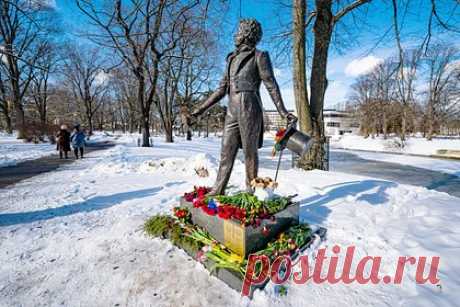 В латвийском городе захотели забрать себе памятник Пушкину из Риги. Мэр латвийского Даугавпилса Андрей Элксниньш заявил о готовности установить в городе памятник русскому поэту Александру Пушкину, против сноса ранее выступили жители Риги. Он указал на то, что в Даугавпилсе есть улица Пушкина, а в местной крепости сидел друг поэта — декабрист Вильгельм Кюхельбекер.