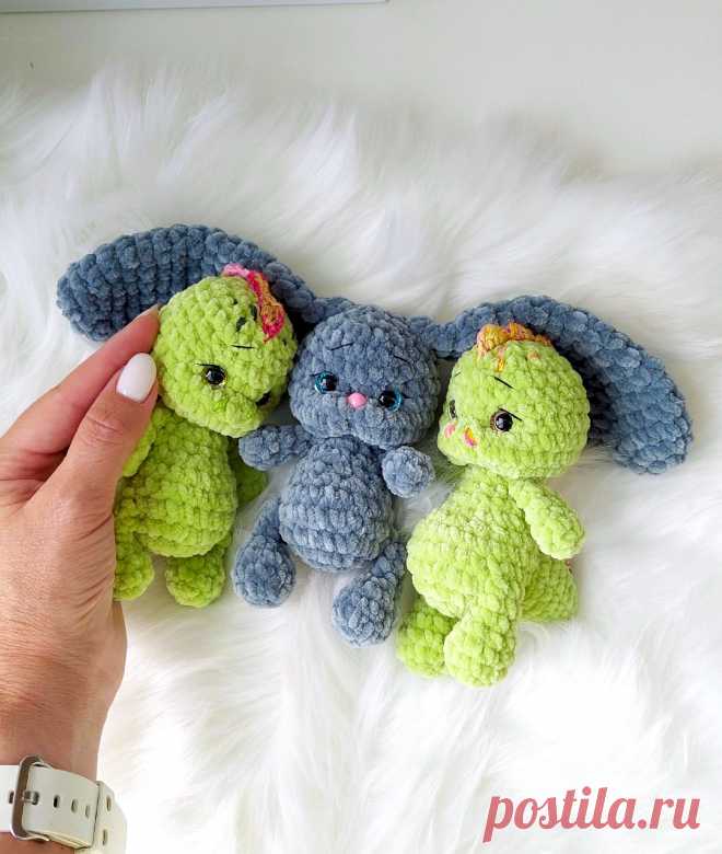 PDF Мини Дракоша с Зайкой крючком. FREE crochet pattern; Аmigurumi toy patterns. Амигуруми схемы и описания на русском. Вязаные игрушки и поделки своими руками #amimore - плюшевый дракон с зайцем, маленький дракончик и зайка из плюшевой пряжи, динозавр, динозаврик.