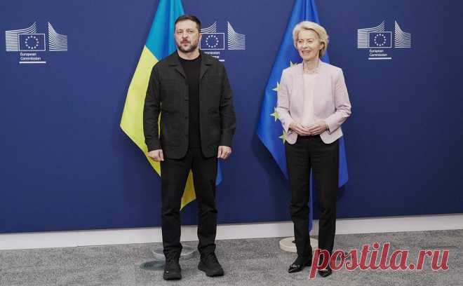 Зеленский пришел на встречу с фон дер Ляйен в пиджаке и кроссовках. Президент Украины Владимир Зеленский пришел на встречу с главой Еврокомиссии Урсулой фон дер Ляйен в Брюсселе в кроссовках на платформе и черном пиджаке.