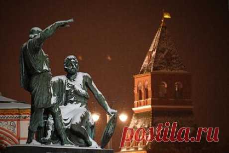 С Красной площади убрали памятник Минину и Пожарскому. Памятник Кузьме Минину и князю Дмитрию Пожарскому убрали с Красной площади. Скульптурный монумент демонтировали, чтобы провести реставрационные работы. Скульптуру подняли с постамента с помощью кран-балки и перенесли на реставрационно-монтажный стол. Эксперты обследуют ее и приступят к реставрации.