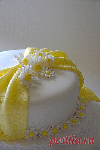 Fondant Daisy Cake, via Flickr. | Cakes