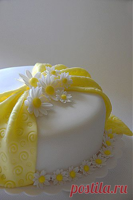 Fondant Daisy Cake, via Flickr. | Cakes