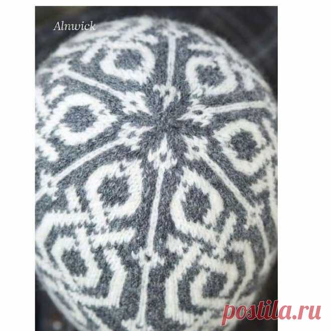 Шапка спицами с жаккардовым узором для мужчин.