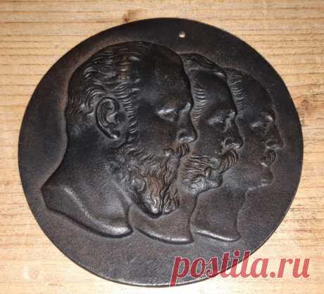 Плакетка. Императоры Всероссийские. Касли. Самолин. 1901 год. 20 век.
Император Александр III Александрович, 1881–1894 год.
Император Александр II Николаевич «Освободитель, 1855–1881 год.
Император Николай I Павлович 1825–1855 год.
(Годы правления).
Художественное литьё.
Диаметр : 105 мм.
Материал : чугун.
Мастер формофщик : О. Самолин.
Цена : 13000 руб.

Купить сейчас :

#ПлакеткаИмператорыВсероссийские
#ИмператорыВсероссийскиеКасли