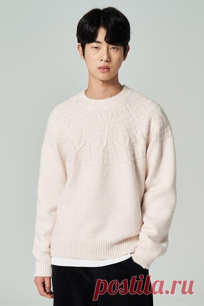 Запись на стене Еще один мужской джемпер от корейского бренда 8secondsРаппорт узора - 23 петли и 74 ряда. Схема нарисована для вязания снизу вверх. Если вязать сверху вниз, ее можно просто перевернуть, она все равно будет понятной.Джемпер с рукавом-реглан, но узор смотрится, как круглая кокетка. Узор можно приспособить под круглую кокетку. Надо рассчитать, сколько петель нужно сократить и распределить их равномерно. Убавления будут незаметны в местах, где п...