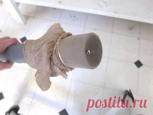 Если вы потеряли мелкий предмет – винтик или сережку, воспользуйтесь пылесосом, предварительно надев на него обычную тряпку