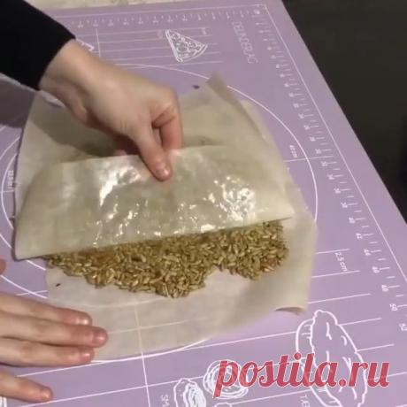 Привет, друзья ❤️вчера немного экспериментировала на кухне 😀в общем я осталась довольна ,дети все слопали .Сегодня буду ещё готовить козинак . 
Подпишись, чтобы не потерять на @recepts__kulinarii ⠀
Любите эту вкусняшку ❓❓❓ Семечки очищенные -300 гр 
Сахар -100 гр
Мёд -1 ст.л полная 
Для начала надо подготовить бумагу ,два листа бумаги смазать маслом .Обжарить семечки до золотистого цвета на сухой сковороде .Затем убрать .В этой же сковороде растопить сахар и мёд ,постоянн...