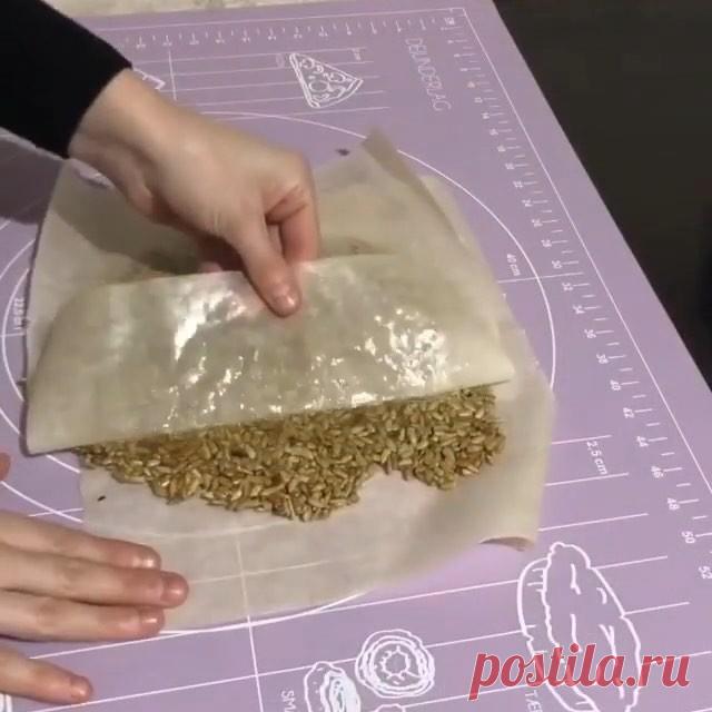 Привет, друзья ❤️вчера немного экспериментировала на кухне 😀в общем я осталась довольна ,дети все слопали .Сегодня буду ещё готовить козинак . 
Подпишись, чтобы не потерять на @recepts__kulinarii ⠀
Любите эту вкусняшку ❓❓❓ Семечки очищенные -300 гр 
Сахар -100 гр
Мёд -1 ст.л полная 
Для начала надо подготовить бумагу ,два листа бумаги смазать маслом .Обжарить семечки до золотистого цвета на сухой сковороде .Затем убрать .В этой же сковороде растопить сахар и мёд ,постоянн...