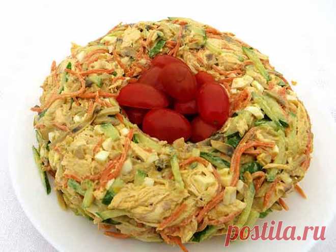 Вкусный салат на Пасхальный стол — яркий, сочный и очень сытный!