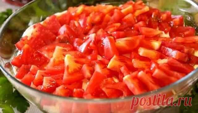 Бесподобный салат Чикаго — такой вкуснятины я еще не ела!.
Сделайте этот вкуснейший салат, все кто пробовал в восторге!

Салат выкладываем на плоскую тарелку слоями:

1 слой: дно тарелки смазываем майонезом, затем выкладываем копченый окорочёк без жира, порезанный кубиками,

2 слой: твердый сыр, натертый на крупной тёрке, затем слой майонеза,

3 слой: натереть на терке 2 варёных яйца.