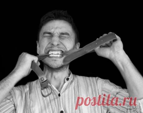 Как справиться с болью

Физическая боль — это то, что человек регулярно испытывает на протяжении всей жизни. Но правда ли, что ощущение боли зависит только от физических факторов? Ведь в разных ситуациях люди реагируют на один и тот же раздражитель по-разному. Оказывается, психологические установки и эмоции также имеют огромное значение. Как можно справиться с ними, и что изменить, чтобы повысить болевой порог или вообще не чувствовать боли?