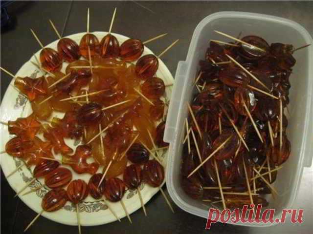 Крутые леденцы от бабушки: Леденцы от кашля детям — делаем сами! Не содержит консервантов и красителей, все Натуральное! Домашние леденцы от кашля Ингредиенты: мед — 250-300 г молотый имбирь — 1 ч. ложка. Приготовление: Смешиваем мед и имбирь, ставим на очень маленький огонь и варим 1,5-2 часа...