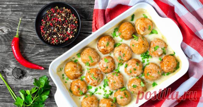 Шведские фрикадельки в сливочном соусе Шарики из куриного фарша - понравятся деткам и взрослым. За счет сливочного соуса, они получается невероятно мягкими, нежными и ароматными. Давайте приготовим вместе. Ингредиенты: Куриное филе 500 гр; Лук 1 шт; Яйцо 1 шт; Чеснок 3 зубчика; Сливки 200 мл; Сыр твердый 150 гр; Соль, перец по...