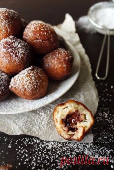 Творожные пончики на скорую руку

Ингредиенты:

Творог — 200–250 г
Яйцо — 1 шт.
Сахар — 3 ст. л.
Разрыхлитель — 1/2 ч. л.
Мука — 100 г 
Соль — 1 щепотка
Растительное масло — для жарки

1. Растираем творог с сахаром и яйцом.
2. Добавляем разрыхлитель и соль, постепенно всыпаем муку и замешиваем однородное мягкое тесто. Оно может немного липнуть к рукам.
3. Делим тесто на 4 части, из каждой раскатываем колбаску толщиной около 3,5 см. Нарезаем колбаску на небольшие кусочки.
4...