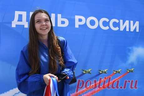 12 июня: какой праздник отмечают в России и мире. 12 июня — День России, православные верующие вспоминают преподобного Исаакия Далматского. В мире отмечают Всемирный день борьбы с детским трудом. «Лента.ру» рассказывает, какие еще праздники выпадают на 12 июня, какие традиции и приметы связаны с этим днем и кто из знаменитостей празднует день рождения.