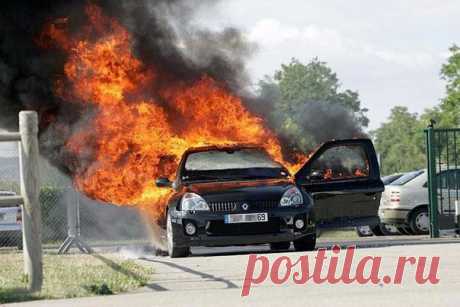 В Канаде смартфон Samsung Galaxy S7 edge взорвался в автомобиле во время движения Стало известно еще об одном инциденте с участием южнокорейского флагмана. На этот раз тот же аппарат взорвался в Канаде. По сообщению издания AndroidHeadlines, пострадавший по имени Элиша Лоуэн ехал на своем автомобиле домой после рабочего дня, когда почувствовал запах гари. Он заметил дым, который шел из того места, где он обычно держал смартфон, находясь за рулем. Когда Элиша осознал, что загорелся его телефон,…