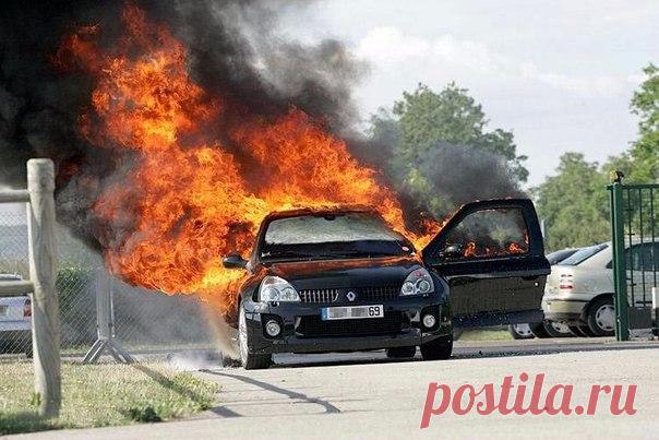 В Канаде смартфон Samsung Galaxy S7 edge взорвался в автомобиле во время движения Стало известно еще об одном инциденте с участием южнокорейского флагмана. На этот раз тот же аппарат взорвался в Канаде. По сообщению издания AndroidHeadlines, пострадавший по имени Элиша Лоуэн ехал на своем автомобиле домой после рабочего дня, когда почувствовал запах гари. Он заметил дым, который шел из того места, где он обычно держал смартфон, находясь за рулем. Когда Элиша осознал, что загорелся его телефон,…