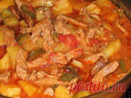 Азу по-татарски

Ингредиенты:
- 500 гр мясо
- 1-2 шт лук репчатый
- 1-2 соленых огурца
- 6-8 картофелин
- 1-2 дольки чеснока
- 1-2 ст. ложки томатной пасты или кетчуп
- лавровый лист
- соль
- перец

Приготовление:
1. Мясо промыть, нарезать соломкой и слегка обжарить в казане в разогретом растительном масле.
2. Добавить порезанный тонкими полукольцами лук и обжаривать мясо с луком до мягкости лука.
3. Добавить томатную пасту, мелко порезанные или тертые на крупной терке огу...