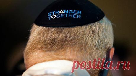 Подросток собирался напасть на синагогу в Вене и был арестован. В Австрии задержали несовершеннолетнего, который искал оружие для нападения на синагогу. Об этом пишет Fox News. Австрийские власти арестовали 16-летнего подростка, который проживал в Штайре и якобы намеревался напасть на синагогу в Вене. ...