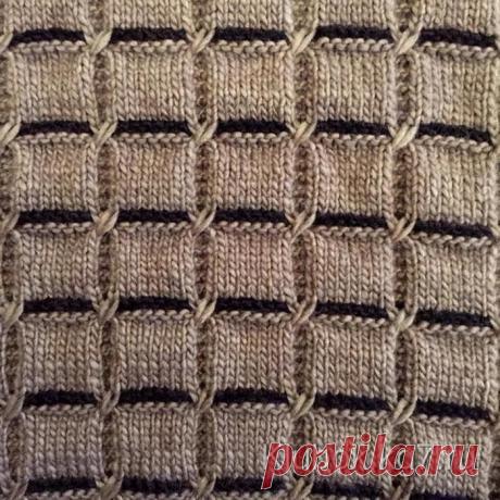 Очень красивый узор - подойдет и для свитера или кардигана, и плед получится уютный. Очень красивый узор спицами - квадраты - достаточно легкий, несложный в выполнении. 
Резинка 1х1: попеременно 1 лицевая петля, 1 изнаночная петля, в изнаночных рядах вяжем, как выглядят петли. 

Лицевая гладь: в лицевых рядах – лицевые петли, в изнаночных – изнаночные. 

Платочная вязка: в лицевых и изнаночных рядах – лицевые петли. 

Узор с перекрестными петлями: 

1-й ряд – 19 лиц. п. 

...