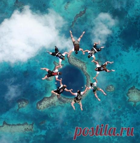 БОЛЬШАЯ ГОЛУБАЯ ДЫРА - БЕЛИЗ                Голубые дыры – подводные вертикальные пещеры, уходящие вглубь и сверху напоминающие большие дыры.