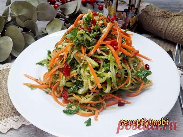 Кабачки по-корейски быстрого приготовления
✅ Ингредиенты:
▫️ молочные кабачки - 600 г;
▫️ сочная морковь - 170 г;
▫️ чеснок - 4 зубка;
▫️ сахар белый - 1 ч. ложка;
▫️  соль мелкая - 0,5 ч. ложки для маринада + щепотка для выделения жидкости из кабачков;
▫️ кориандр - 1 ст. ложка;
▫️ уксус винный/яблочный - 2 ст. ложки;
▫️ оливковое масло - 2 ст. ложки;
▫️ петрушка - 40 г;
▫️ острый перец -1/3 стручка.