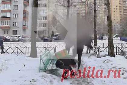 В Петербурге четыре человека избили курьера и распылили перцовый газ. В Санкт-Петербурге у дома на Витебском шоссе четыре человека избили курьера. Об этом сообщает источник «Известий». Там уточнили, что злоумышленники нанесли доставщику удары руками и ногами, также они распылили ему в лицо перцовый газ. Причина нападения людей на курьера пока не установлена.