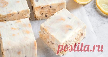 Citrininis varškės tinginys Visų puikiai pažįstamas varškės tinginys įdomiau - su malonia citrinų gaiva! Tinginys pavyksta tikrai citrininis ir gana gaivus, nėra pernlyg saldus, todėl patiks saikingiems smaližiams. Sausainius sulaužome nedideliais gabalėliais., Varškę, kubeliais supjaustytą sviestą,