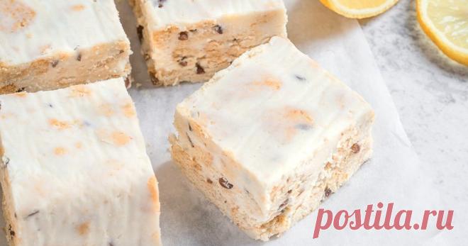 Citrininis varškės tinginys Visų puikiai pažįstamas varškės tinginys įdomiau - su malonia citrinų gaiva! Tinginys pavyksta tikrai citrininis ir gana gaivus, nėra pernlyg saldus, todėl patiks saikingiems smaližiams. Sausainius sulaužome nedideliais gabalėliais., Varškę, kubeliais supjaustytą sviestą,