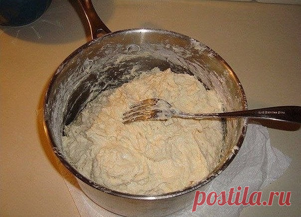 БЫСТРЫЕ ПИРОЖКИ С МЯСОМ 🍴

ИНГРЕДИЕНТЫ:
● 2 стакана сметаны (кефира, ряженки, простокваши)
● 2 яйца
● соль по вкусу
● немного сахара
● 1 чайная ложка без верха соды гашеной в 1 столовой ложке уксуса 
● мука – сколько возьмет тесто (тесто не забивать)

ПРИГОТОВЛЕНИЕ:
Получается внушительная горка пирожков. Их можно разогревать в микроволновке или на сковороде, сбрызнутой маслом, под крышкой на медленном огне.Начинка:Фарш (любое мясо) пережаренный с луком и смешанный с карт...