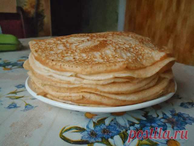 Дача ВИКТОРиЯ: Приготовление вкусных блинчиков

Пропорции точно не скажу, не соблюдаю, всегда на глаз - молоко пополам с водой, яйцо, мука, соль-сода. Сначала делаю венчиком густоватое тесто, так лучше комочки разбиваются, потом молоком довожу до нужной консистенции. Да, масло растительное - побольше, за счет чего, сковородки не надо смазывать.