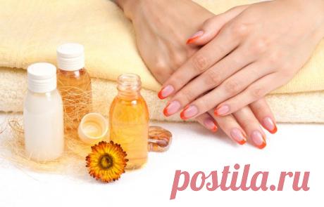 Чудо-средство для ногтей и кутикулы
Необходимо взять 1 ч. л. пчелиного воска, 1 ч. л. масла какао, 1 ч. л. миндального или оливкового масла, 20 капелек эфирного масла лимона.
Все растопить на водяной бане, в конце добавить эфирное масло и перелить в маленькую баночку, которой хватает надолго. Охладить и можно пользоваться.
Наносите средство на ногти и кутикулу, слегка втирая. Ногти становятся гладкими, блестящими, а кутикула - гладкой и мягкой.