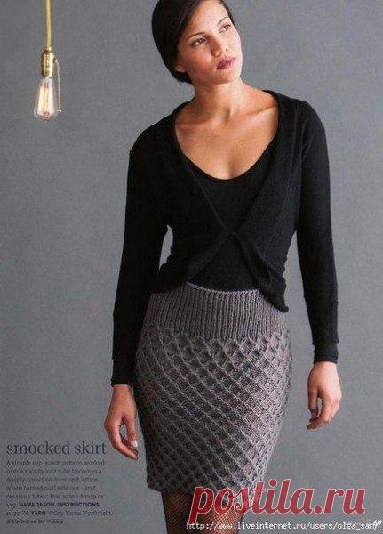 Юбка.

Вязка односторонняя. Количество петель кратное десяти плюс две для края. Набираем 32 петли и вяжем по узору.

Узор.
1-й и 19-й ряды - 1 петля снимается вместе с накидом, 8 изнаночных, 1 петля снимается вместе с накидом и т.д. до конца ряда.

2-й и 20-й ряды - 1 петля с накидом снимается с новым накидом, т.е. с двумя накидами, 8 лицевых, 1 петля с накидом снимается с новым накидом, т.е. с двумя накидами и т.д. до конца ряда.

3-й ряд - 1 петля провязывается вместе с ...