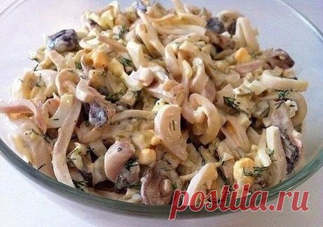САЛАТ С ШАМПИНЬОНАМИ И КАЛЬМАРАМИ – ВКУС, КОТОРЫЙ ВЫ НЕ ЗАБУДЕТЕ!

ИНГРЕДИЕНТЫ:
майонез
300 г – кальмаров
2-3 стол. л. – лимонного сока
200 г – шампиньонов
1-2 шт. – маринованных или соленых огурцов
3 – вареных вкрутую яйца
2 шт. – репчатого лука
50 мл – растительного рафинированного масла
по вкусу – свежая зелень
соль
молотый перец

КАК ГОТОВИТЬ САЛАТ С ШАМПИНЬОНАМИ И КАЛЬМАРАМИ:
Промываем и очищаем шампиньоны, затем нарезаем на пластинки или дольки.
Разогреваем раститель...