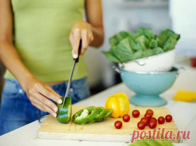 Питание при атеросклерозе. Продукты, снижающие холестерин и очищающие сосуды Питание при атеросклерозе — важная часть комплексного лечения. Причиной заболевания является отложение вредных жиров на стенках сосудов, что вызывает образование бляшек. Это нарушает кровоток и может ...