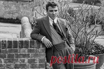 20-летний сын Мадонны стал моделью. Сын американской певицы Мадонны и британского кинорежиссера и сценариста Гая Ричи Рокко Ричи впервые дебютировал в качестве модели. Известно, что 20-летний манекенщик стал участником фотосессии, выполненной в стиле 1950-х годов. На кадрах Ричи позирует с другими моделями в белой рубашке и классическом костюме.