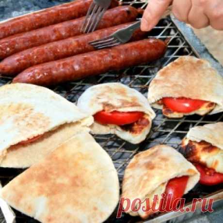 Пита на гриле с помидорами и сыром