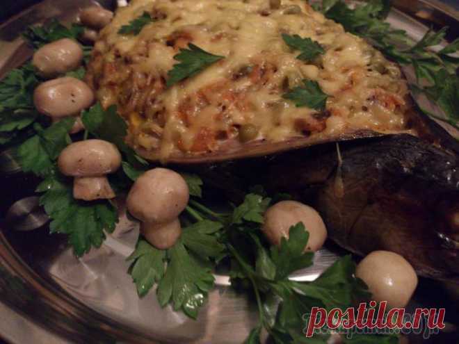 Скумбрия запеченная - праздничная Вариантов запечь скумбрию очень много, делюсь самым любимым. Он очень красивый, простой в приготовлении, и главное можно импровизировать с начинкой.Способ приготовления очень простой.Берём 2 свежеморо...