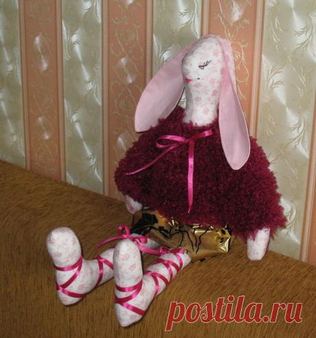 Зайчики сшитые нами и выставленные на витрине Rukodelieru.ru