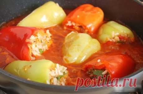 Рекомендуем приготовитьФаршированный перец

Перцы получаются вкуснейшие!
Нежные, ароматные, в очень вкусном соусе.
Из указанного количества ингредиентов получается 8–10 порций.

Ингредиенты
8–10 шт. болгарского перца
400 г фарша (любого, по вкусу)
200 г отварного риса
150 г сметаны
150 г томатной пасты или кетчупа
200 г моркови
200 г лука
соль
перец
растительное масло

Приготовление
Шаг 1 Лук мелко нарезать.

Шаг 2 Морковь натереть на мелкой терке.

Шаг 3 Половину лука обж...