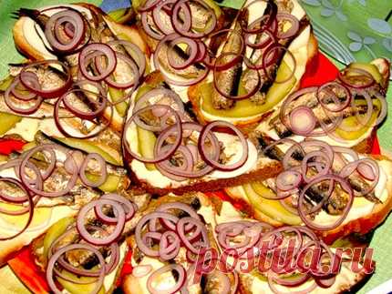 Бутерброды со шпротами 
=батон - 1 шт
шпроты - 1 банка
майонез - по вкусу
огурец свежий или соленый - 3 шт
лук репчатый - 1 шт