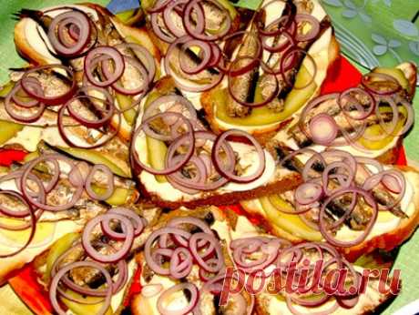 Бутерброды со шпротами 
=батон - 1 шт
шпроты - 1 банка
майонез - по вкусу
огурец свежий или соленый - 3 шт
лук репчатый - 1 шт