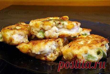 Нежные куриные оладьи с сыром и зеленью
Филе куриное (грудки) - 500 г
Яйца куриные - 4 шт.
Сыр - 100 г
Майонез - 2-3 ст. ложки
Крахмал - 2-3 ст. ложки
Зелень укропа или петрушки - 1 пучок
Соль - по вкусу
Свежемолотый перец - по вкусу
Растительное масло - 30 г
Куриное филе вымыть и обсушить.
Порезать филе кубиками размером около 5х5 мм.
Натереть твердый сыр на крупной терке
Помыть и мелко нарезать зелень.
К куриному филе добавить сыр, зелень, яйца, соль, перец, майонез и хорошо перемешать.
Доба