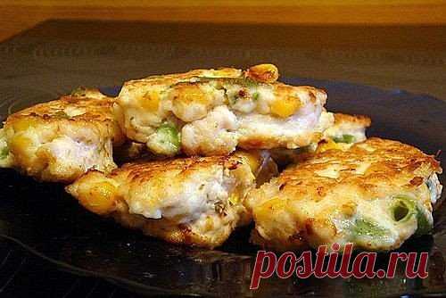 Нежные куриные оладьи с сыром и зеленью
Филе куриное (грудки) - 500 г
Яйца куриные - 4 шт.
Сыр - 100 г
Майонез - 2-3 ст. ложки
Крахмал - 2-3 ст. ложки
Зелень укропа или петрушки - 1 пучок
Соль - по вкусу
Свежемолотый перец - по вкусу
Растительное масло - 30 г
Куриное филе вымыть и обсушить.
Порезать филе кубиками размером около 5х5 мм.
Натереть твердый сыр на крупной терке
Помыть и мелко нарезать зелень.
К куриному филе добавить сыр, зелень, яйца, соль, перец, майонез и хорошо перемешать.
Доба
