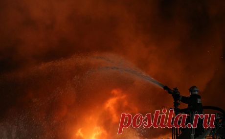 Площадь пожара на нефтебазе в Ростовской области достигла 200 кв. м. По состоянию на 8:00 мск площадь пожара на нефтебазе в Цимлянском районе Ростовской области, который возник в результате атаки беспилотного летательного аппарата (БПЛА), составила 200 кв.