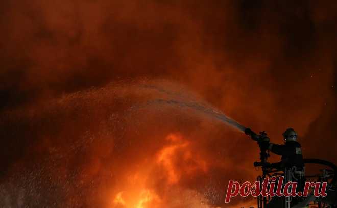 Площадь пожара на нефтебазе в Ростовской области достигла 200 кв. м. По состоянию на 8:00 мск площадь пожара на нефтебазе в Цимлянском районе Ростовской области, который возник в результате атаки беспилотного летательного аппарата (БПЛА), составила 200 кв.