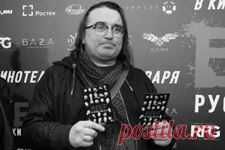 Умер режиссер и автор песен ДДТ и «Алисы». Известный режиссер и автор песен петербургских групп Олег Флянгольц скончался на 56-м году жизни. Мужчина умер от внезапной остановки сердца. Как уточнили музыканты, знавшие его, о дате и месте похорон пока неизвестно. Флянгольц снял для «Алисы» клипы на песни «Небо славян», «Власть», «Белая невеста», «Родина».