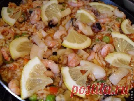 Паэлья с морепродуктами

Морской коктейль – 350 г
Рис – 150-200 г
Шафран – половина ч. л.
Оливковое масло – 30 мл
Луковица – 1 шт.
Чеснок – 2 зубчика
Томат или свежие помидоры (так же можно взять томатную пасту) – 150 г
Зеленый горошек – 80 г
Стручковая фасоль – 80 г
Болгарский перец – половина
Лимон – несколько долек
Соль – ½ ч. л.

Приготовление, в подробнее...