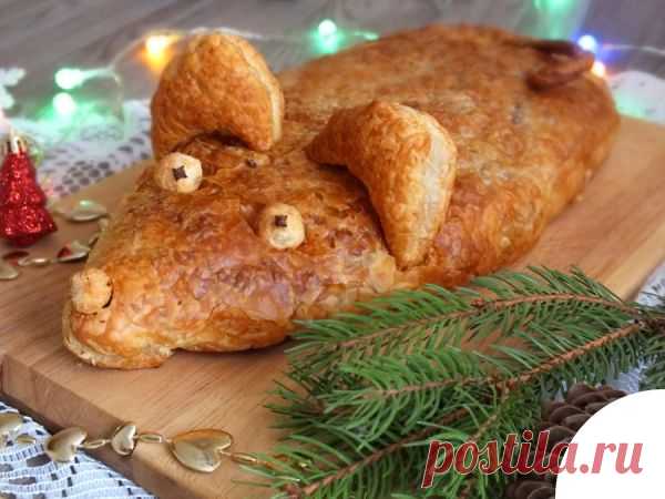 Кулебяка «Мышка» Предложенный вариант кулебяки можно подать на новогодний стол, придав форму грядущего символа года. Пирог на столе будет смотреться очень оригинально. Обязательно попробуйте!Ингредиенты: 
Слоёное тесто  — 400 ГраммЛаваш  — 1 Грамм (рулоном, 1 метр)Фарш  — 450 Грамм...