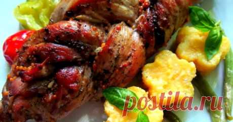 Запеченная мясная коса из свиной вырезки с черносливом Оригинальный рецепт приготовления свиной вырезки. Для маринования мяса можно использовать специи по вашему вкусу. Мясная косичка отлично смотрится на праздничном столе. Подавать «плетенку» можно в виде закуски или как основное блюдо с любым гарниром. Продукты для приготовления мясной косички: 1...